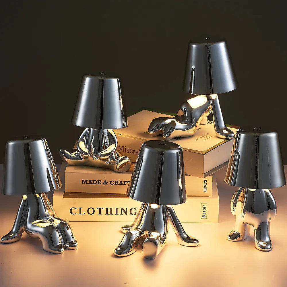 Liten dimbar bordlampe i minimalistisk design, LED-lysbelysning for et koselig hjem.