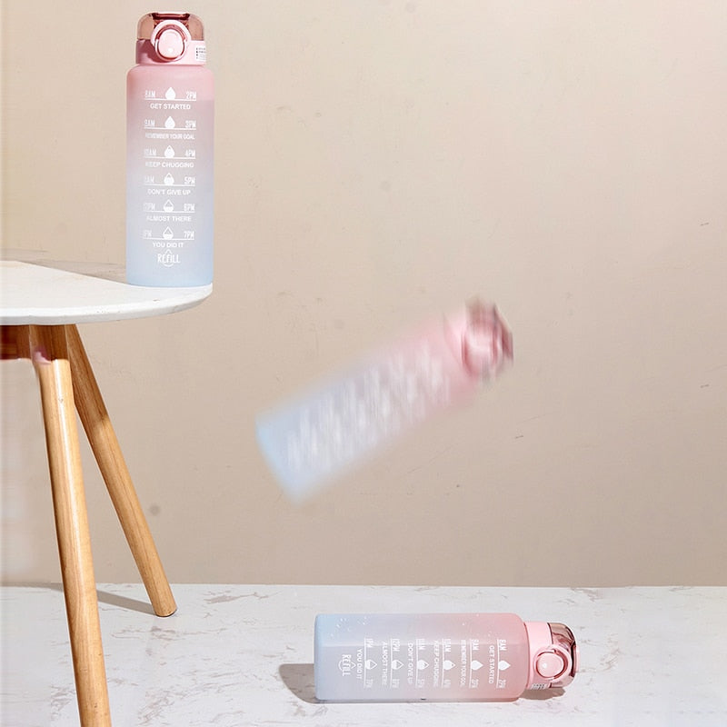 Praktisk motiverende vannflaske med ergonomisk design og tidsmarkører for enkel hydrering.