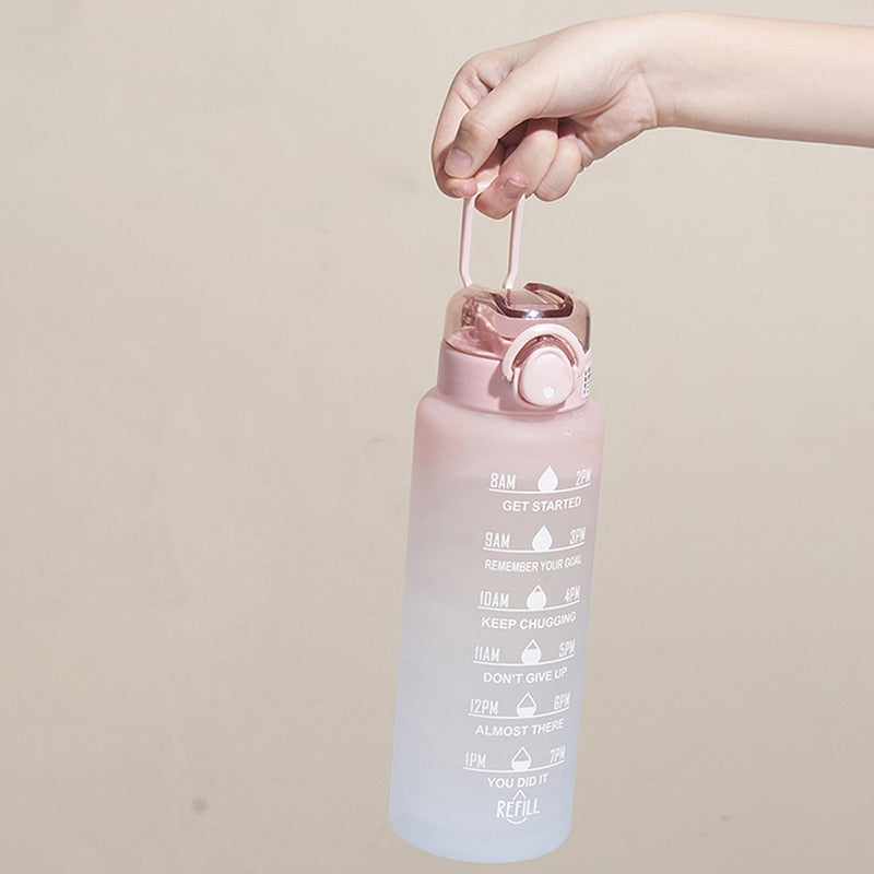 Unisex vannflaske for trening, kontor og daglig bruk, med tidsmarkører for optimal hydrering.