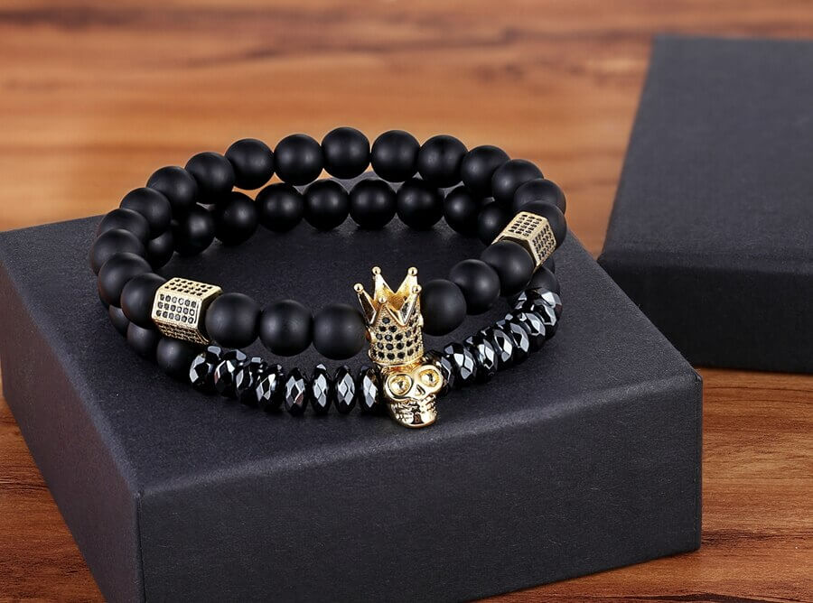 Beskyttende unisex onyx armbånd med krone & hodeskalle sjarm. Øker energi. Perfekt gaveidé smykker.