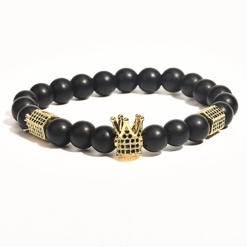 Stilig unisex armbånd i ekte sort onyx stein med gullfarget krone og hodeskalle anheng. Trendy perlearmbånd.