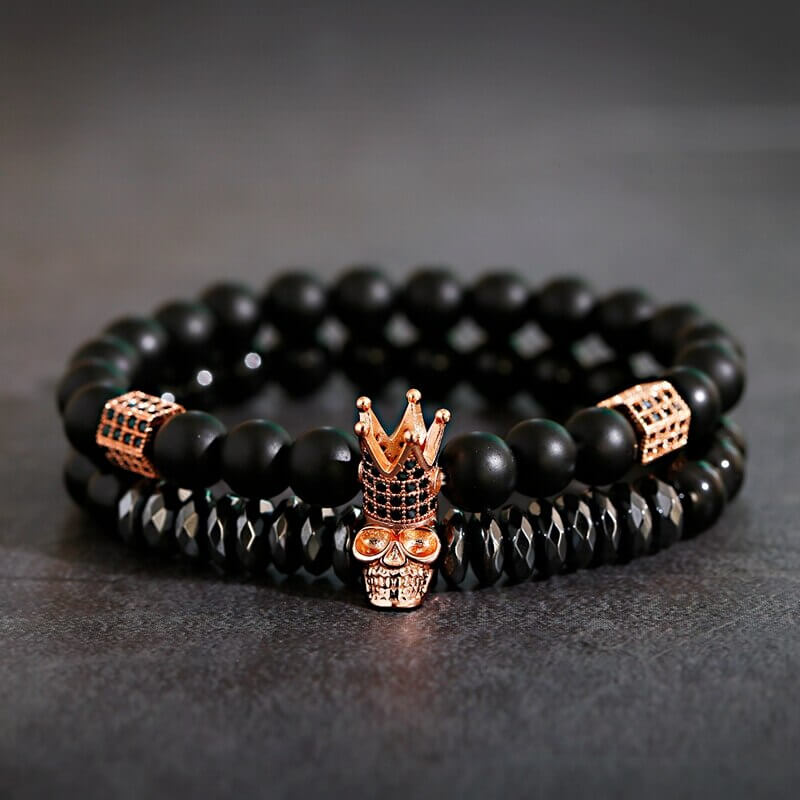 Flott gaveide: Unisex onyx perlearmbånd med detaljerte krone og hodeskalle anheng. Tidløst design smykker.