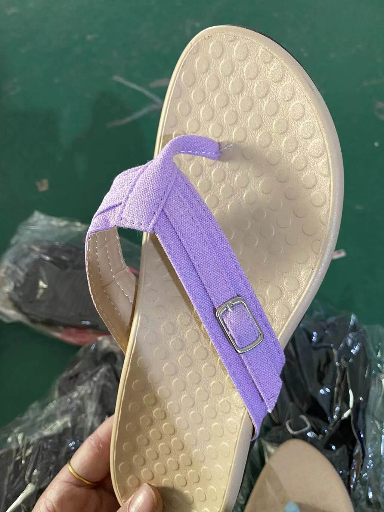 Pakke med ortopediske flip-flops, klar for forsendelse, understreker komfort og støtte.