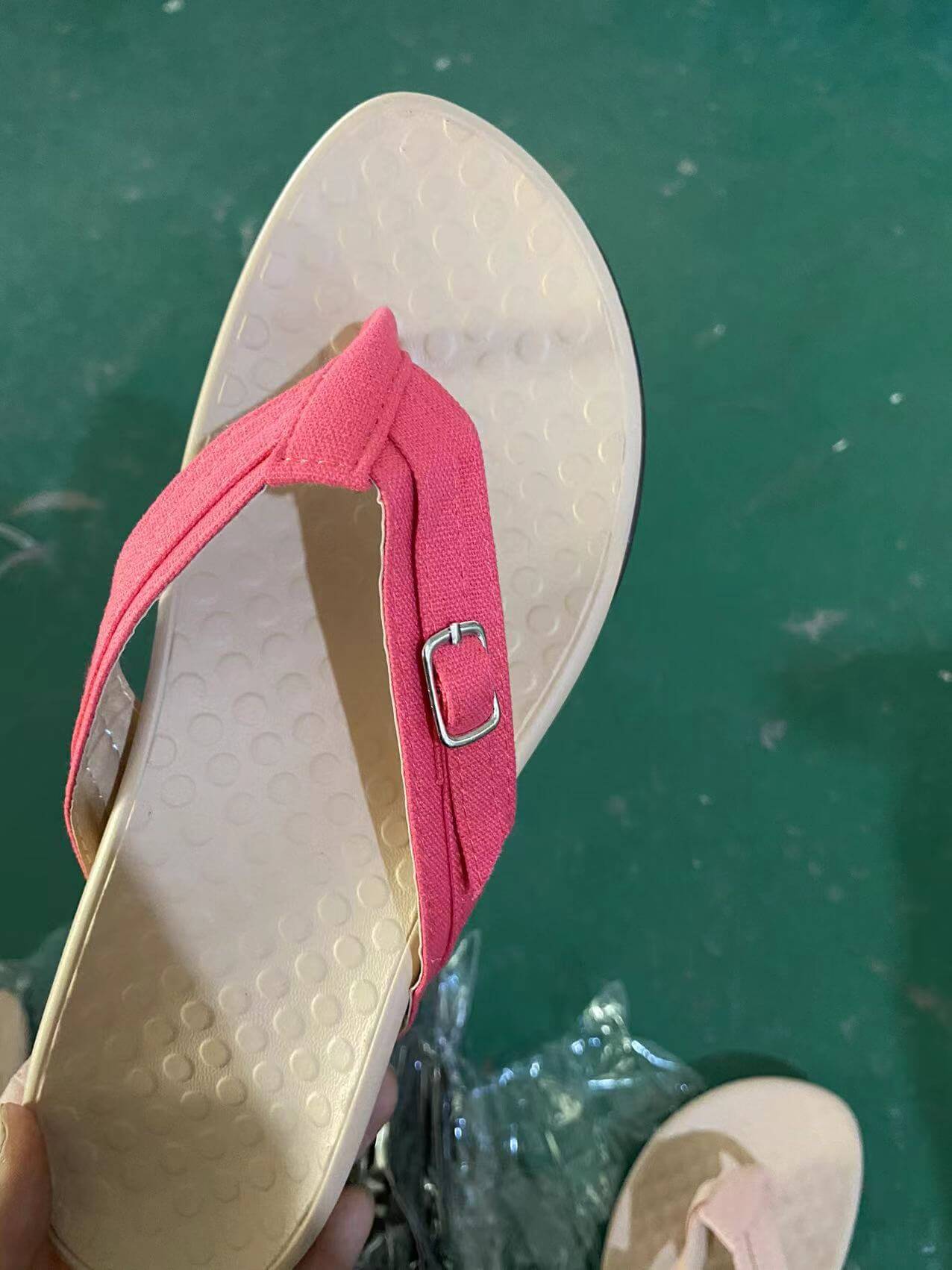 Unisex ortopediske flip-flops i et bassengområde, ideelle sommersko med fotstøtte.