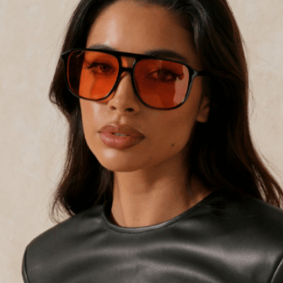 Motebilde av unisex aviator solbriller i et moderne retro design, med effektiv UV400.