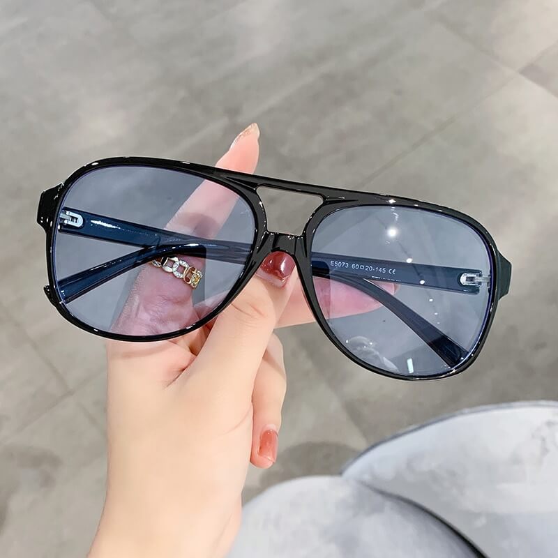 Unisex vintage aviator eyewear med tynne metallbøyler og gråtonede glass, UV400 utendørs.