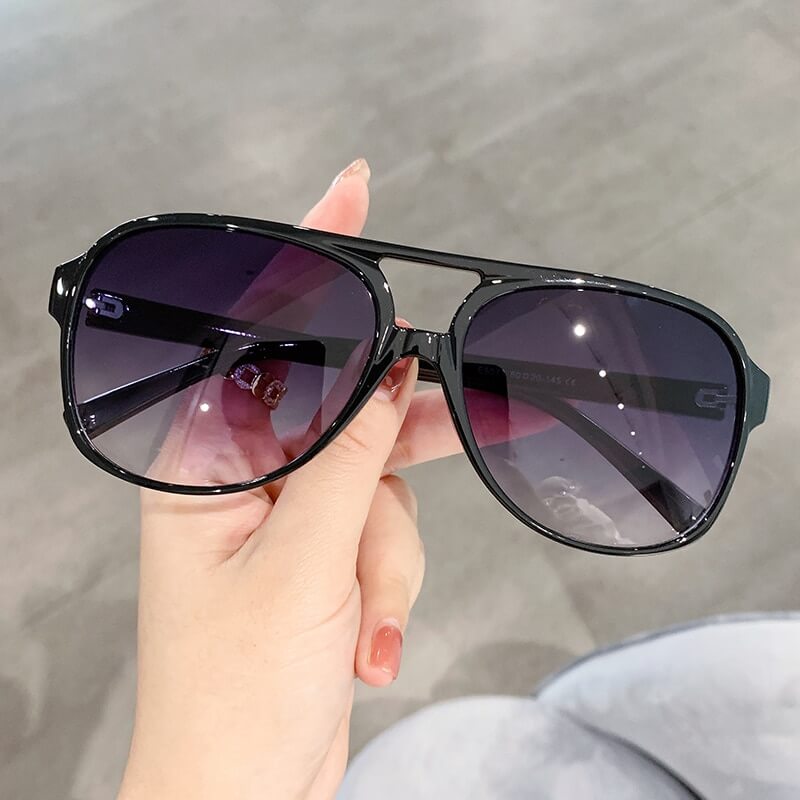 Mote solbriller, aviator stil, unisex. Klare overtonede glass i gullramme, tilbyr UV400.