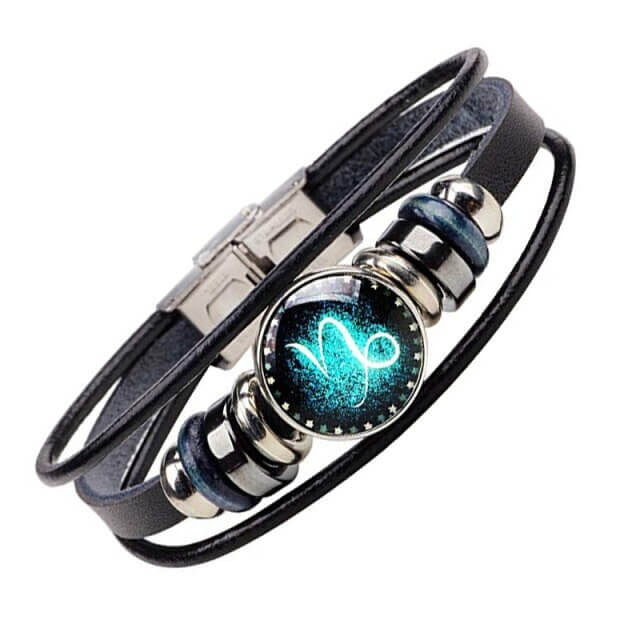 Armbåndet blir tatt på en håndledd, viser hvordan unisex skinnarmbånd passer alle