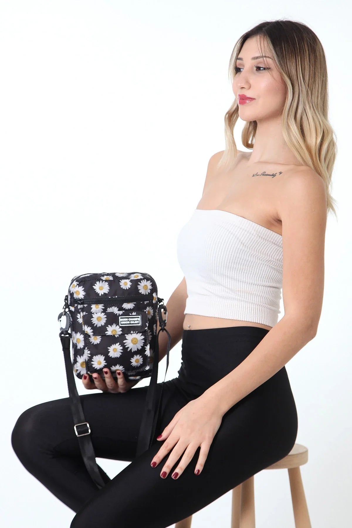 Unisex veske med blomstermønster, sort skulderrem, ideell som casual crossbody-veske.