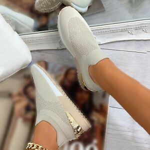 Ortopediske unisex slip-on sko med fleksibel design og pustende overflate, gode for lange dager.