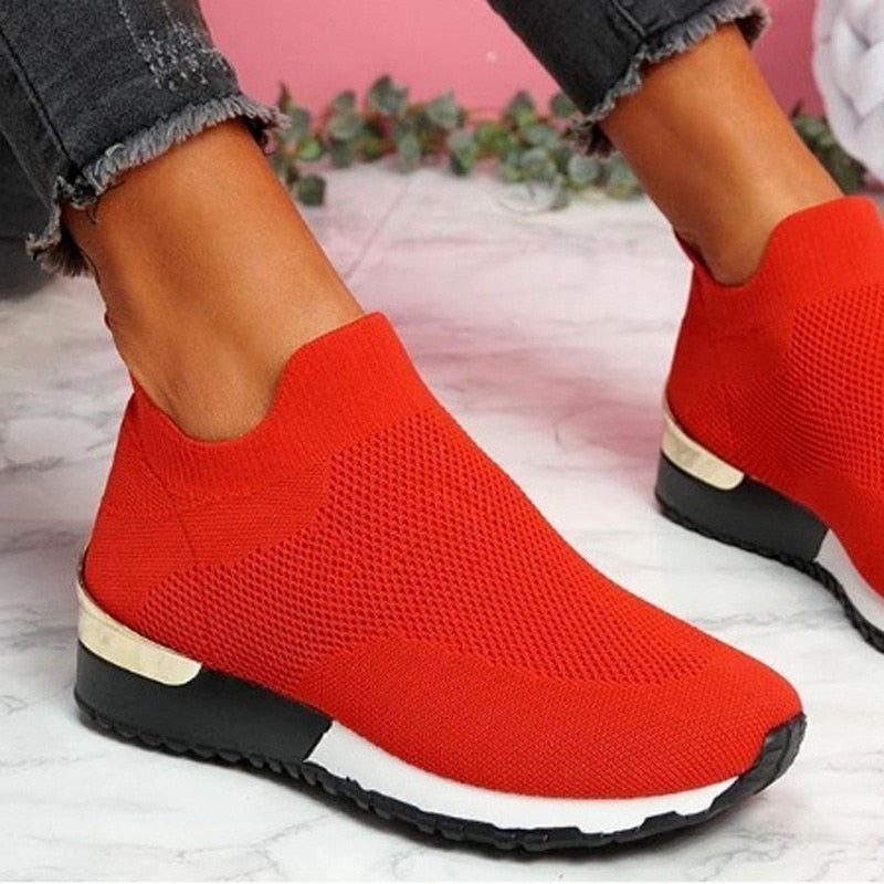 Sideprofil av lette unisex slip-on fritidssko, med ortopedisk såle for optimal støtte.