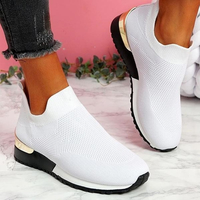 Sklisikker yttersåle på unisex ortopediske slip-on sko, gir trygt grep for hverdagslig bruk.