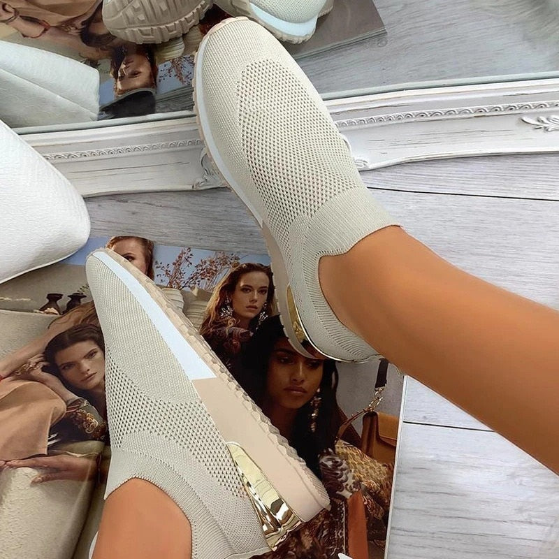 Unisex fritidssko med slip-on design og pustende mesh, fokus på komfort og lettvekt.