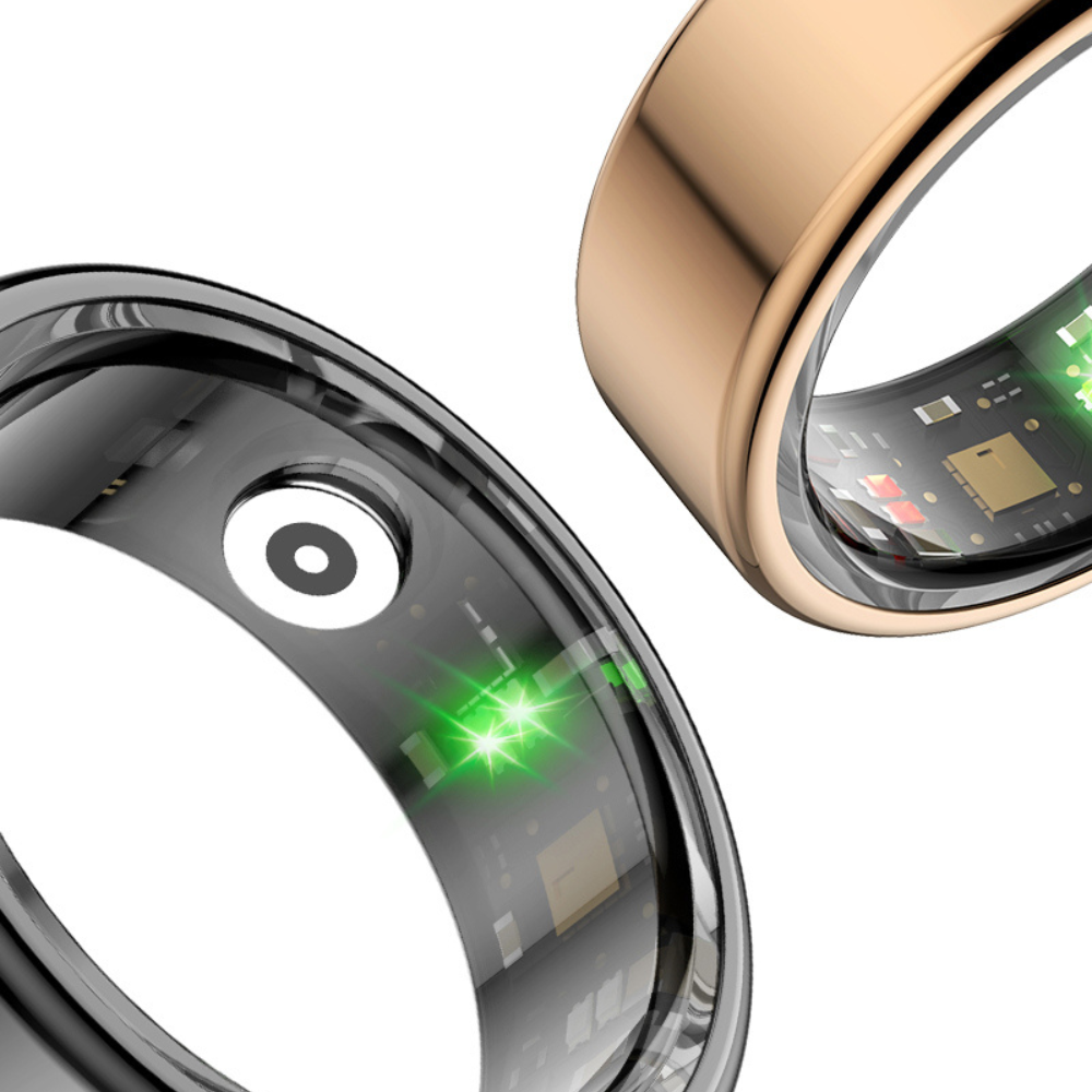 Smart ring på fingeren til en person i treningsklær, fremhever bærbar teknologi.