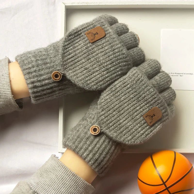 Nærbilde av strikkede halvfingerhansker, unisex, med tydelig berøringsskjermfunksjon på fingertuppene.