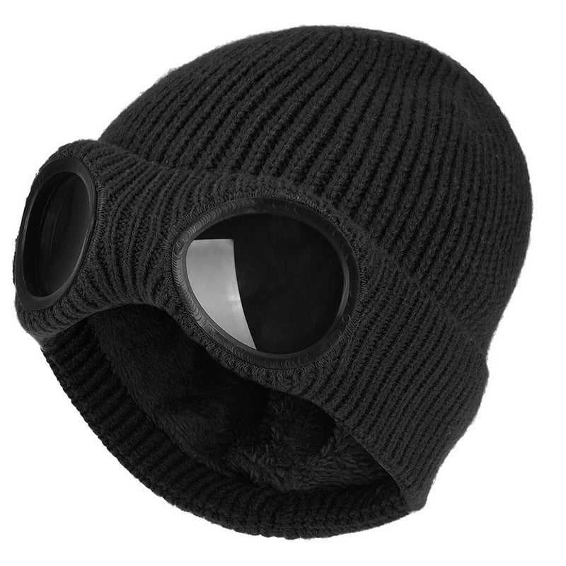Nærbilde av grå unisex strikket lue med svarte briller, mykt vintertilbehør for varme og stil i kulden.