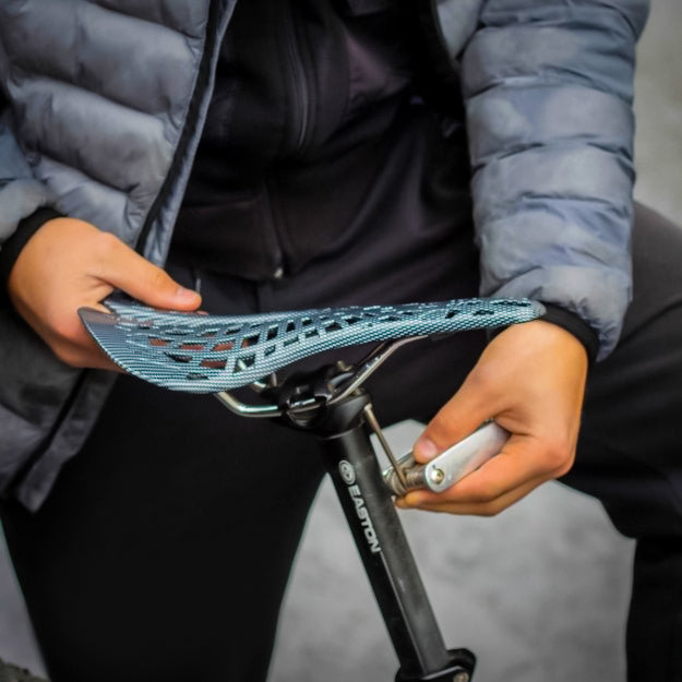 Unisex sykkelsadel med fjæring for optimal komfort, perfekt for både terreng- og landeveissykler.