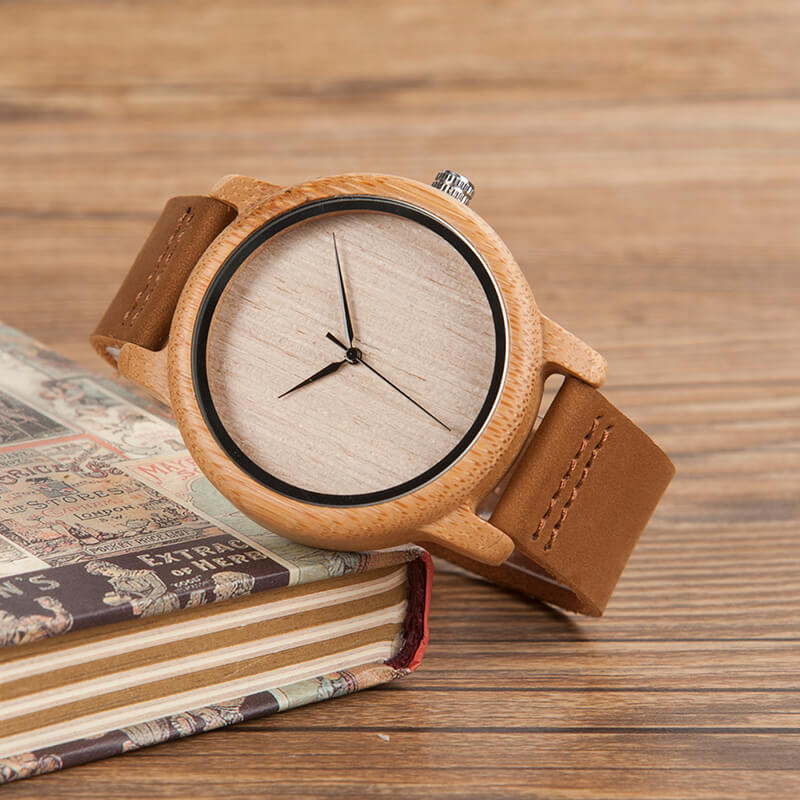 Unisex treklokke med mørk urskive og brun lærreim, elegant og bærekraftig armbåndsur.