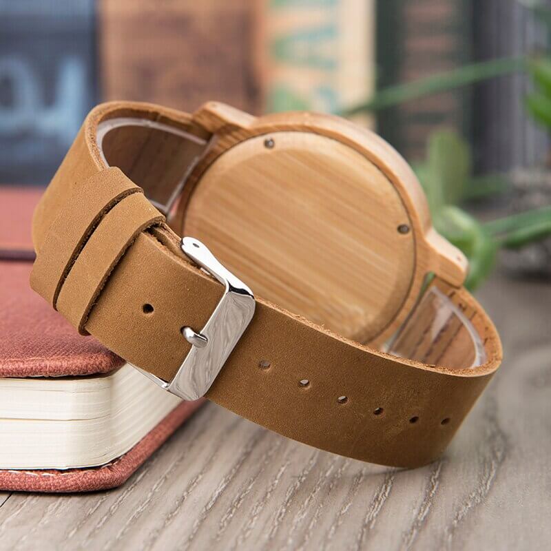 Unisex armbåndsur i tre med mørk treurskive og elegant lærreim, perfekt gaveide.