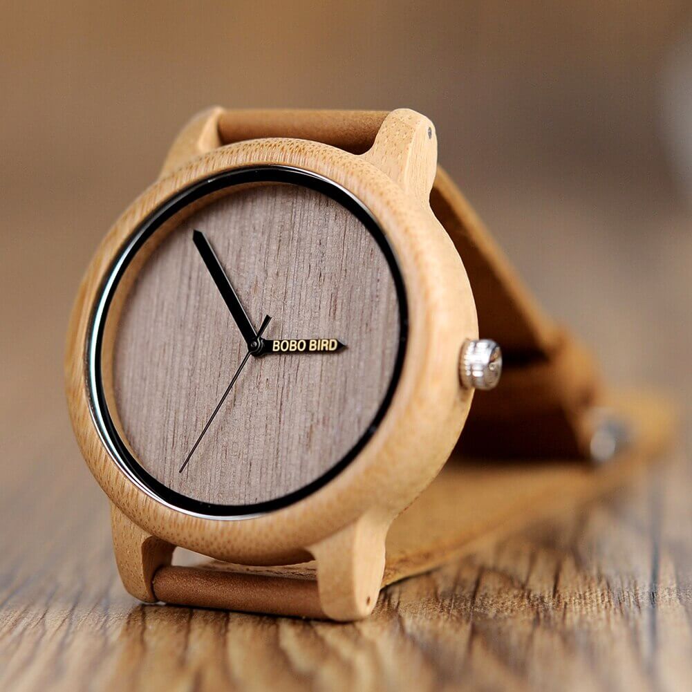 Treklokke for menn og kvinner, med brun lærreim og minimalistisk urskive design.