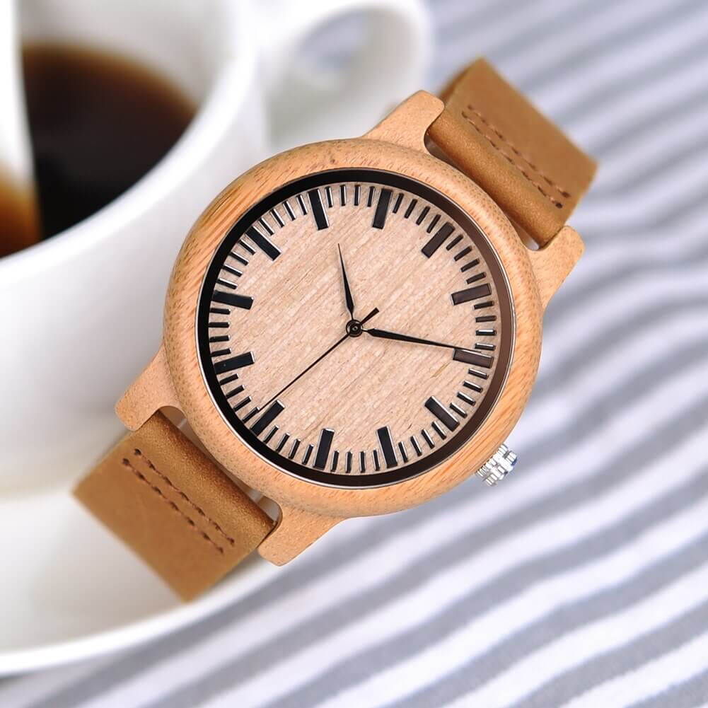 Unisex treklokke i tre med lys urskive, komplimentert av en klassisk lærreim.