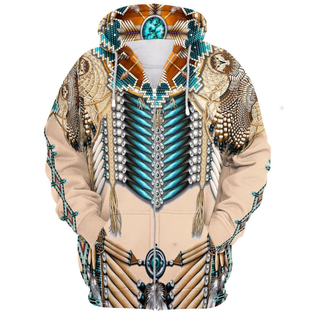 Kvinne iført stilig unisex genser med 3D tribal-design, komfortabel hettegenser.