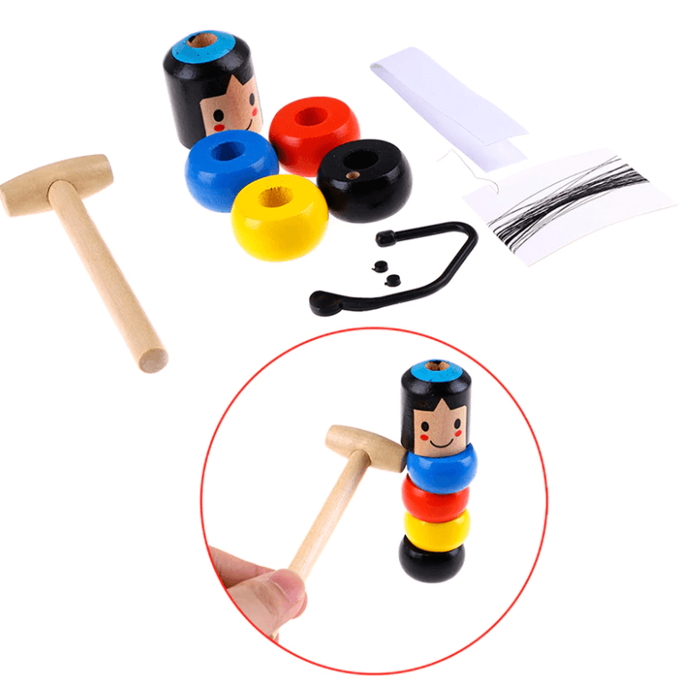 Unisex Daruma i tre, et robust og holdbart leketøy som tilbyr endeløs underholdning.