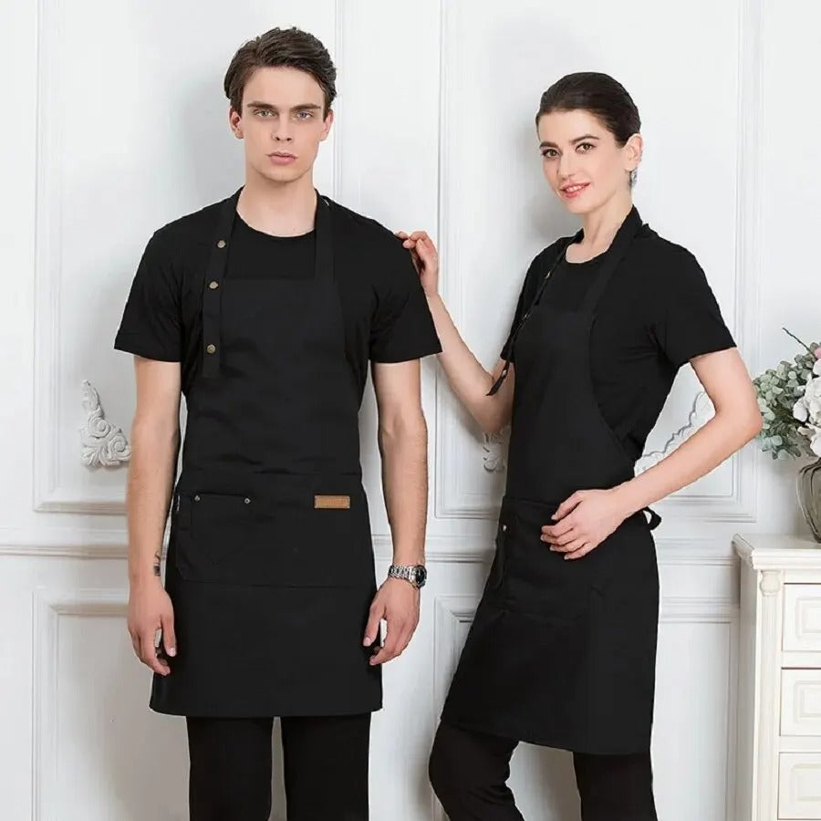 Gruppe av unisex vanntette forkler i ulike farger, egnet for enhver kjøkkenoppgave, fra matlaging til baking.