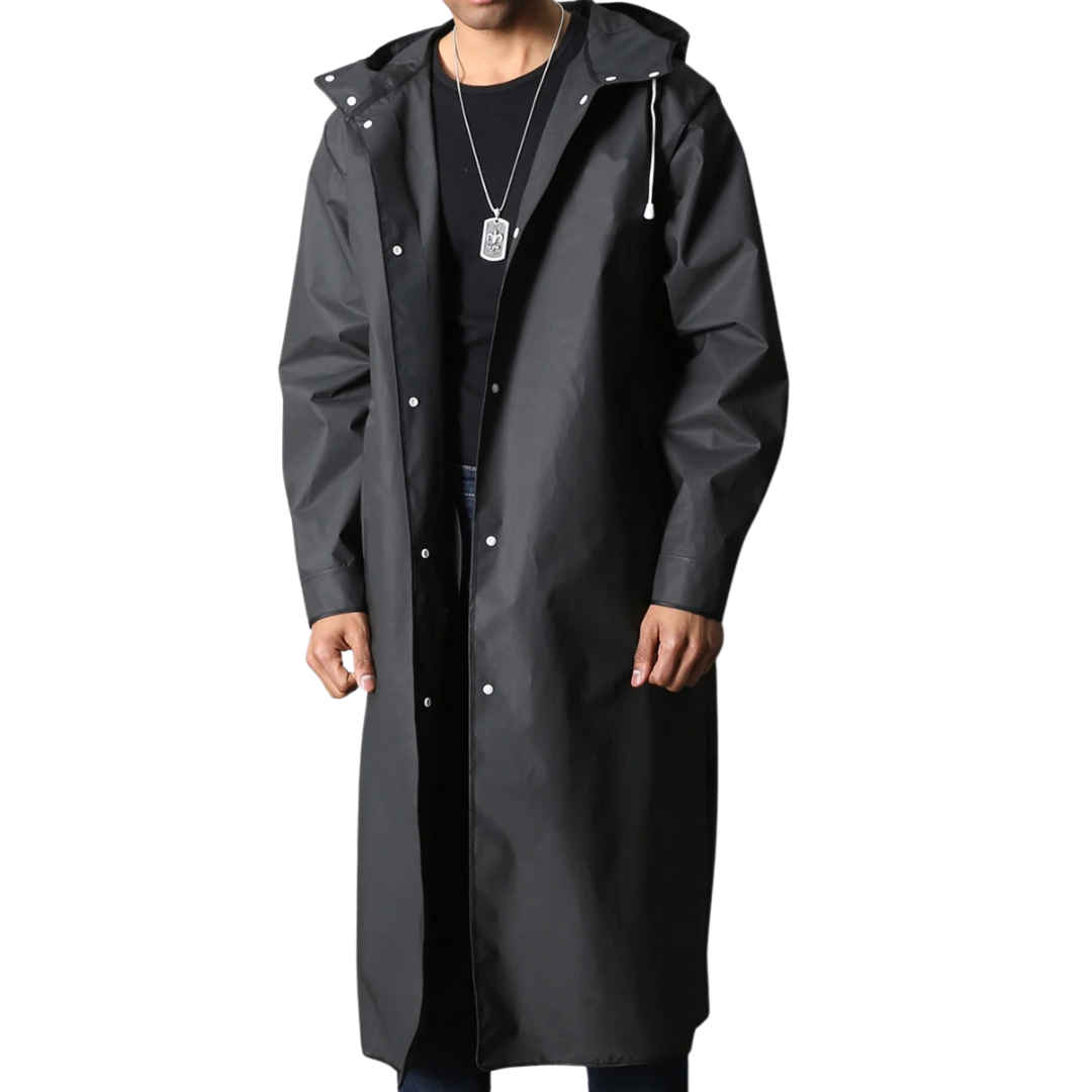 Modell iført unisex vanntett regnfrakk med hette, viser passform og funksjonalitet.