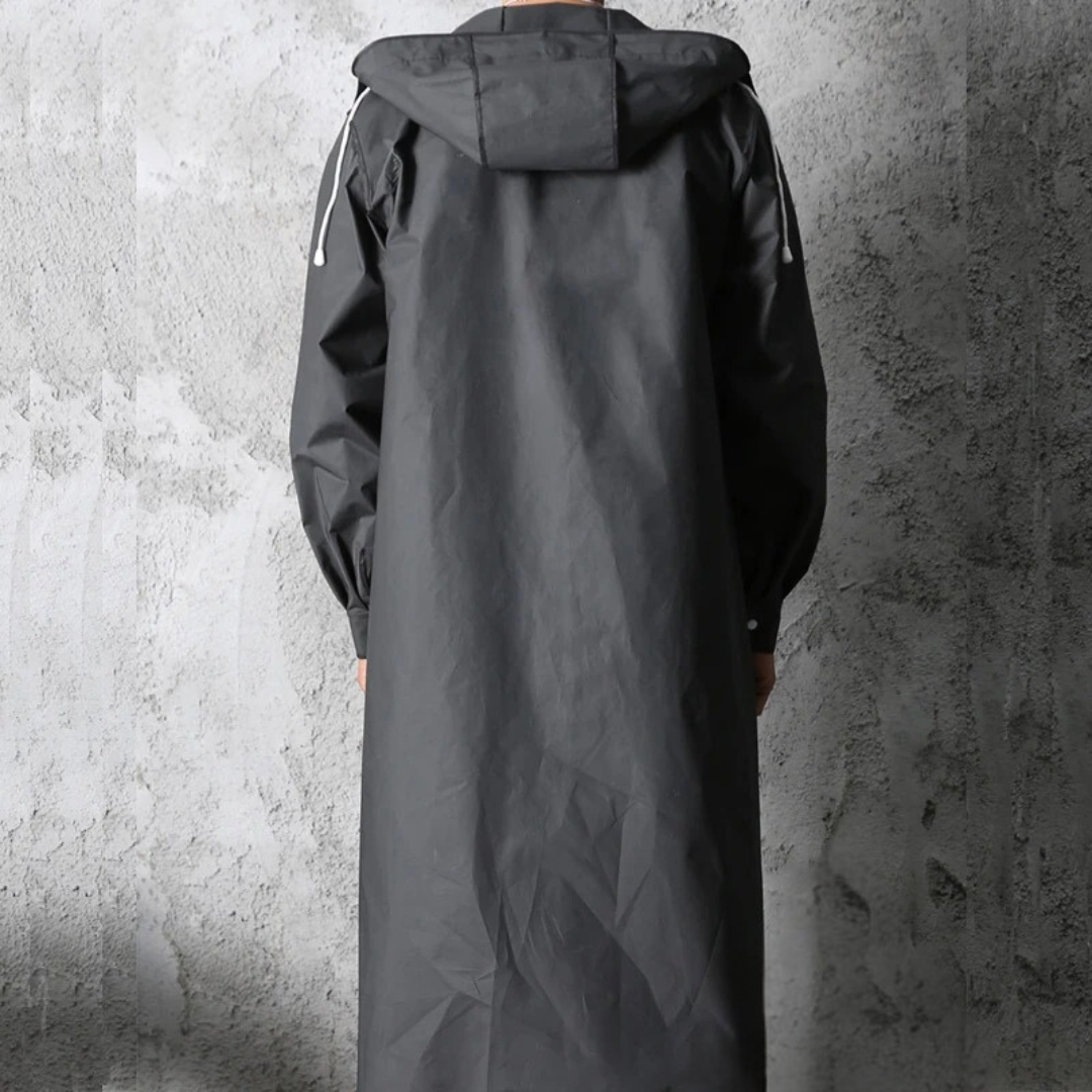 Unisex regnfrakk med hette, foldet sammen for enkel transport, understreker lettvektsdesign.