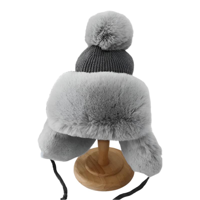 Unisex vinter trapper lue med beige øreklaffer og fuskepels pompong, varm lue for skiløpere.
