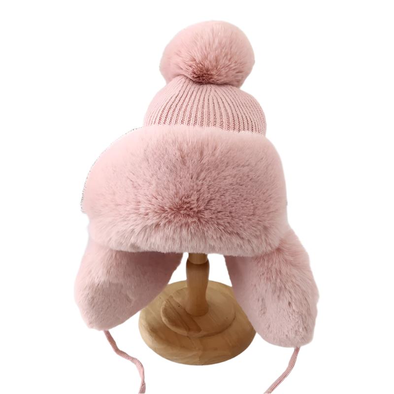 Beige unisex trapper lue med nedfellbare øreklaffer, fuskepelsdetaljer og matchende pompong, vinterlue.