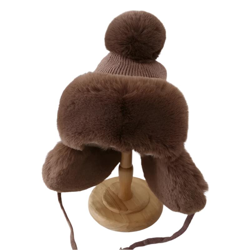 Detaljert bilde av en unisex vinter trapper lue, fokus på fuskepelsens tekstur og solide sømmer.