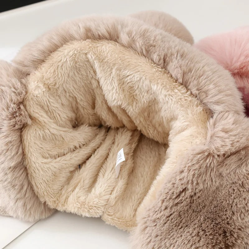 Unisex trapper lue i varm beige farge, med justerbare øreklaffer og en livlig pompong, utendørs klar.