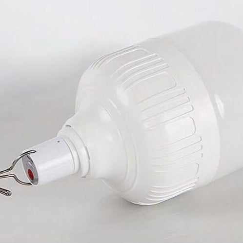 Håndholdt LED lykt, oppladbar og vanntett. Perfekt som bærbar lyskilde for mørke kvelder.