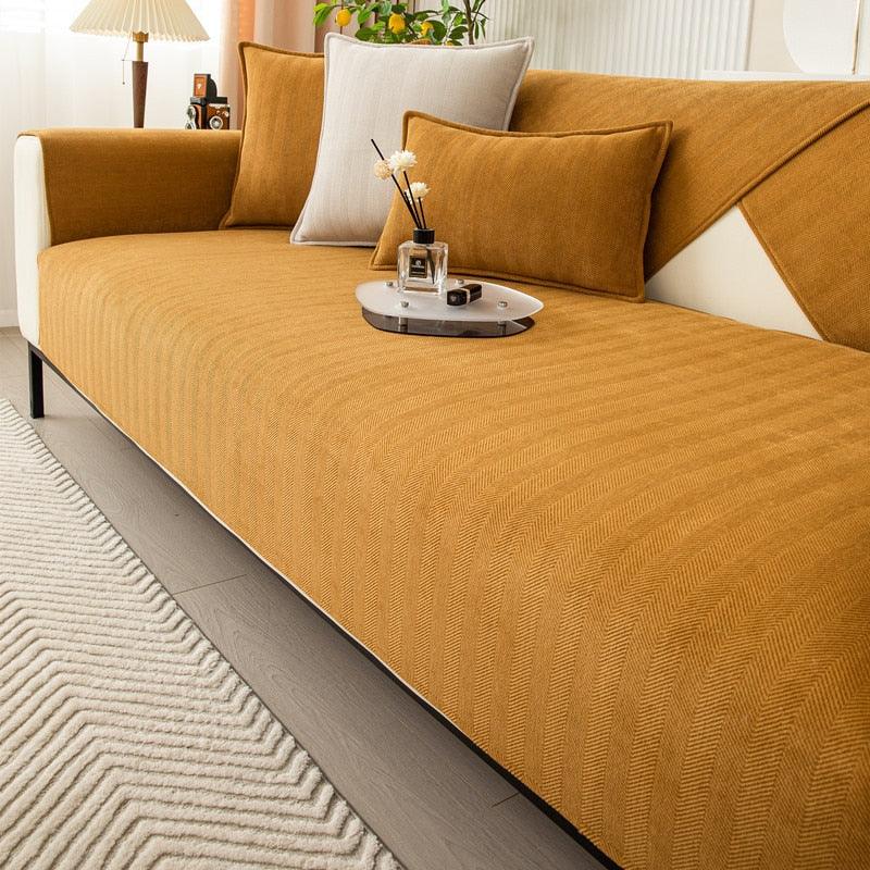 Universalt sofatrekk i fleece med anti-skli, gir komfort og beskyttelse for sofaen din.