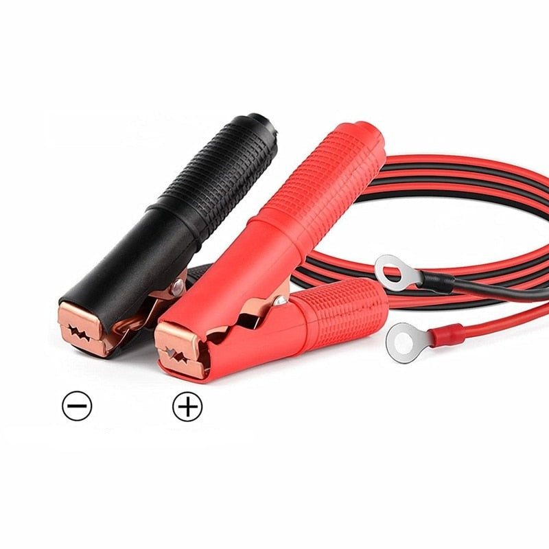 Kraftig startkabel med isolerte klemmer sikrer trygg og effektiv tilkobling til bilbatteri for nødstarter.