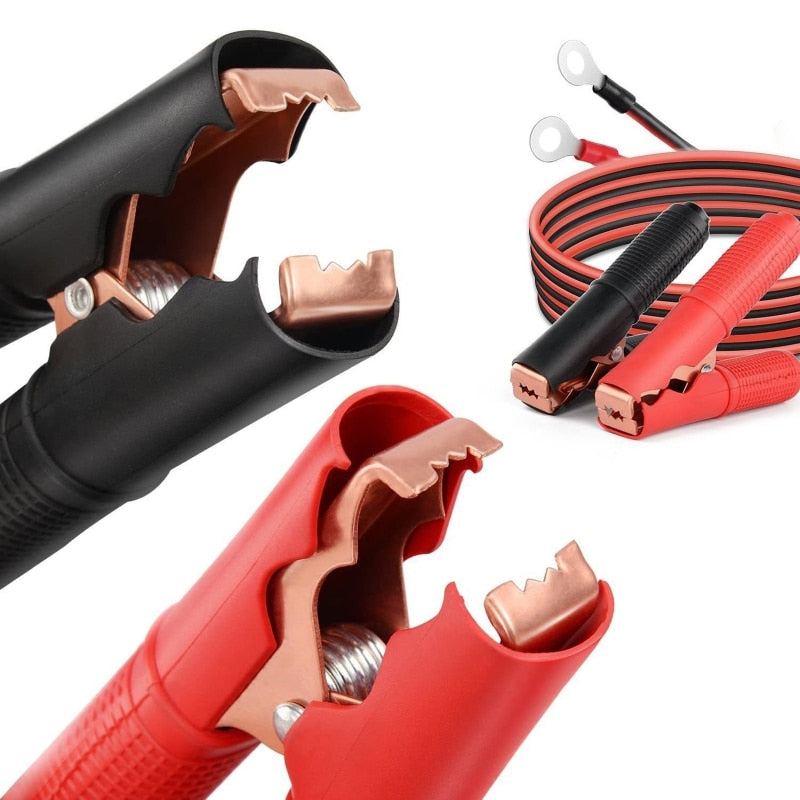 Slitesterk bilbatteristartkabel i kobber med solide klemmer for langvarig og pålitelig strømoverføring.