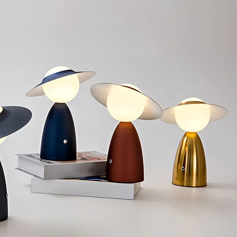Elegant LED bordlampe i moderne design. Ideell som nattbordslampe eller stilfull kontorlampe.