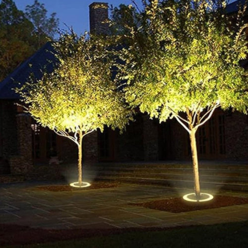 Robust og stilfull aluminium spotlight; enkel å installere for langvarig utebelysning.