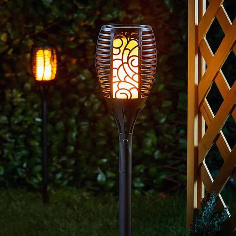 "Utendørs solcellelampe med flammeeffekt og vanntett design, lyser opp hage og uterom med fortryllende atmosfære."