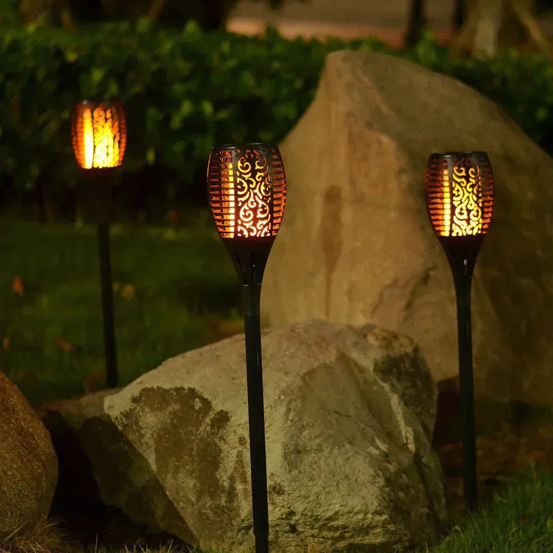 "Utendørs solcellelampe med flammeeffekt og vanntett design, lyser opp hage og uterom med fortryllende atmosfære."
