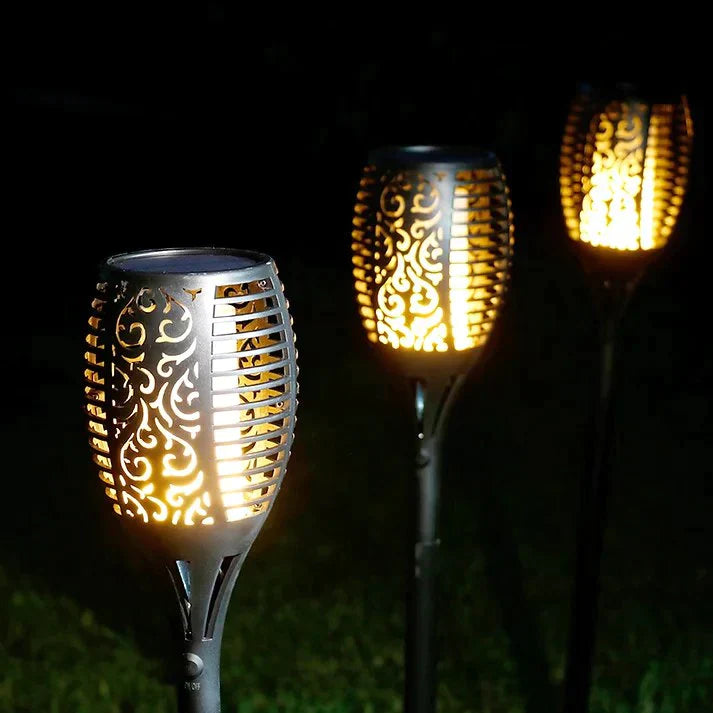 "Utendørs solcellelampe med flammeeffekt og vanntett design, lyser opp hage og uterom med fortryllende atmosfære."