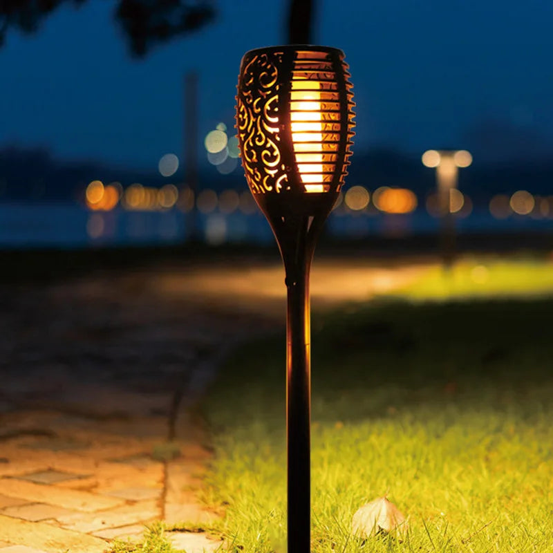 "Utendørs solcellelampe med flammeeffekt og vanntett design, lyser opp hage og uterom med fortryllende atmosfære."