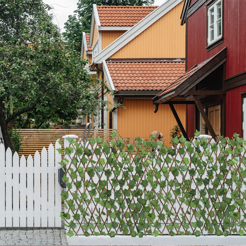 "Utvidbart faux eføy personverngjerde med tette, grønne blader, skaper privatliv og grønn estetikk for hagen."