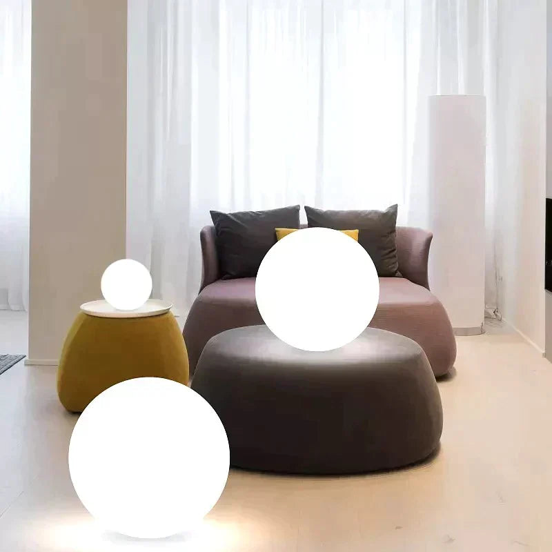 "Værbestandig sfærisk LED-lampe for hage; justerbar i 16 farger, perfekt for dekorasjon og belysning utendørs."
