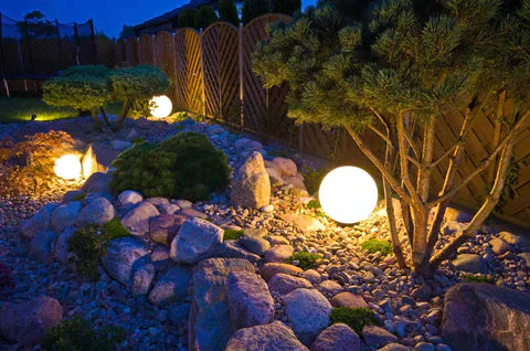 "Værbestandig sfærisk LED-lampe for hage; justerbar i 16 farger, perfekt for dekorasjon og belysning utendørs."