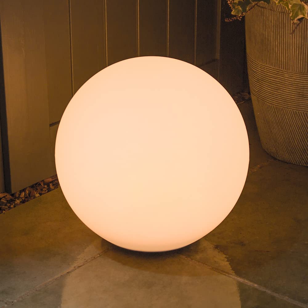 "Værbestandig sfærisk LED-lampe for hage; justerbar i 16 farger, perfekt for dekorasjon og belysning utendørs."
