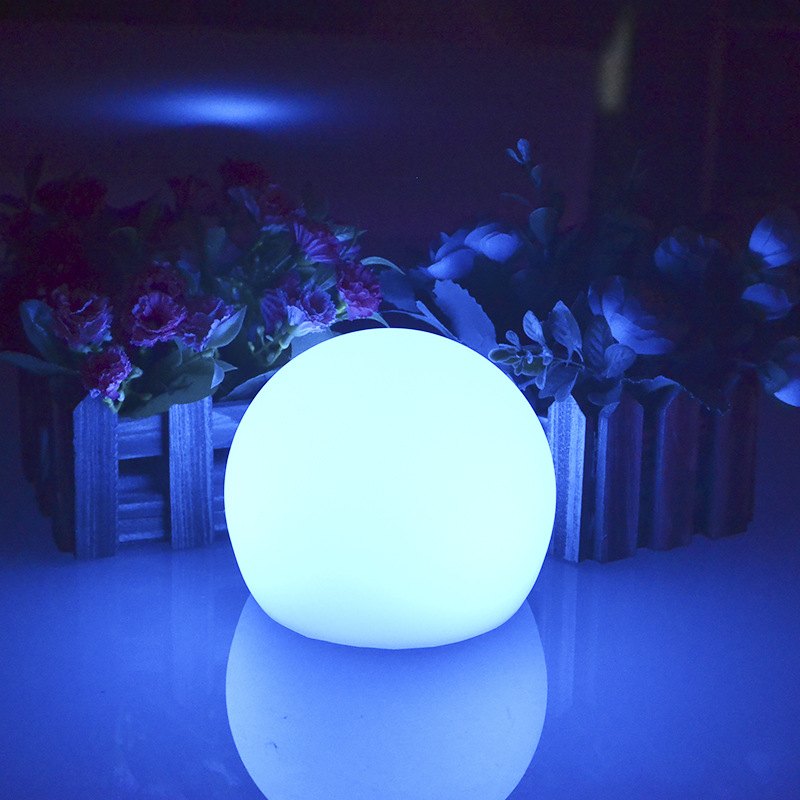 "Værbestandig sfærisk LED-lampe for hage; justerbar i 16 farger, perfekt for dekorasjon og belysning utendørs."