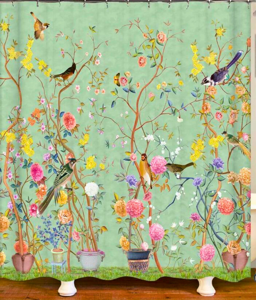 Vanntett dusjforheng med levende blomster- og fugletrykk. Polyester badeforheng for stilfull baderomsdekor.